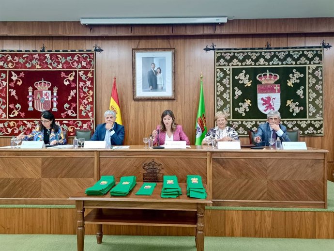La rectora de la ULE, Nuria González (centro), y el delegado territorial de la Junta en León, Eduardo Diego (a su izquierda), clausuran el Programa Interuniversitario de la Experiencia.