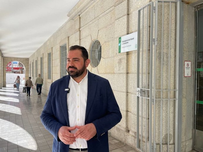 El secretario de Sanidad del PSOE de Huelva, Rogelio Pinto, este miércoles en rueda de prensa.