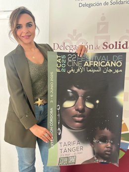 Narci Ruiz con el cartel del Festival de Cine Africano en su edición número 22.