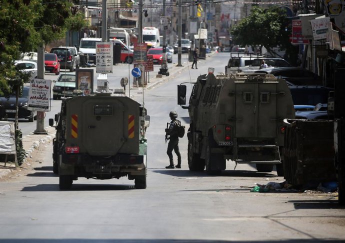 20 de maio de 2025, Nablus, Cisjordânia, Território Palestino: Membros da polícia de fronteira israelense se posicionam em meio a confrontos com manifestantes palestinos, durante uma incursão no campo de refugiados de Askar, a leste de Nablus, na Cisjordâ