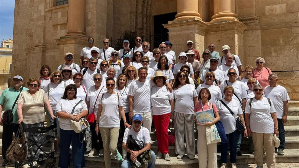 El conseller insular de Presidencia del Consell de Mallorca, Antoni Fuster, con las personas mayores desplazadas a Ciutadella.