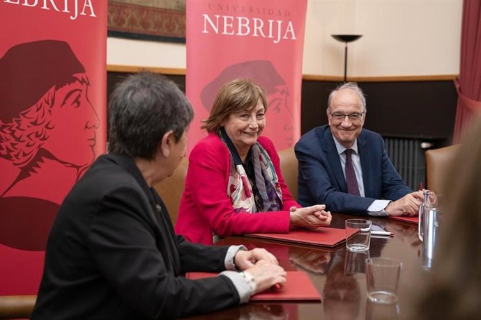 Mariví Monteserín, nel centru.