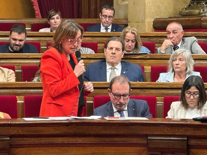 La consellera de Territorio y portavoz de la Generalitat, Sílvia Paneque, en el pleno del Parlament.