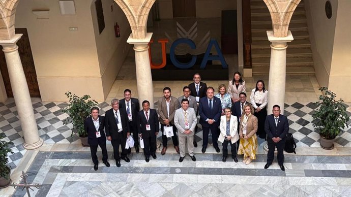 El rector de la Universidad de Cádiz, Casimiro Mantell, junto a rectores y rectoras de instituciones pertenecientes al Consejo de Rectores por la Integración del Centro Oeste de Sudamérica (Criscos)