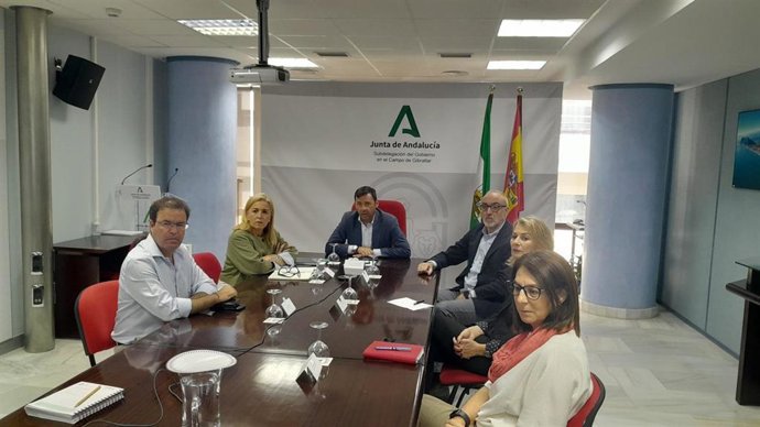 El subdelegado de la Junta en esta comarca, Javier Ros, y la delegada territorial de Salud y Consumo en Cádiz, Eva Pajares, en una reunión con representantes de centros comerciales y de Ostogades