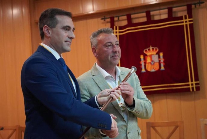 El nuevo alcalde de Aldeamauor, el 'popular' Roberto Martínez, posa con el bastón de Alcaldía junto a su predecesor en el cargo, el socialista Fernando de la Cal.