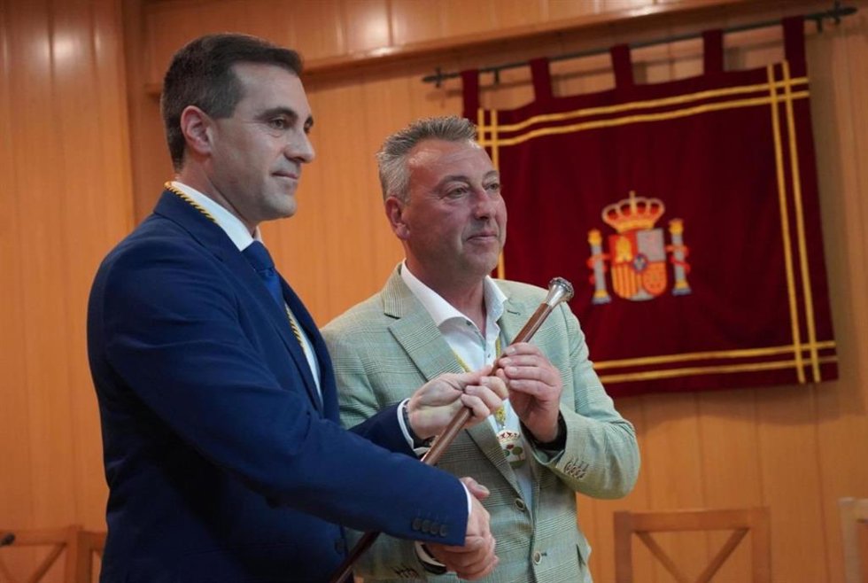El nuevo alcalde de Aldeamauor, el 'popular' Roberto Martínez, posa con el bastón de Alcaldía junto a su predecesor en el cargo, el socialista Fernando de la Cal.