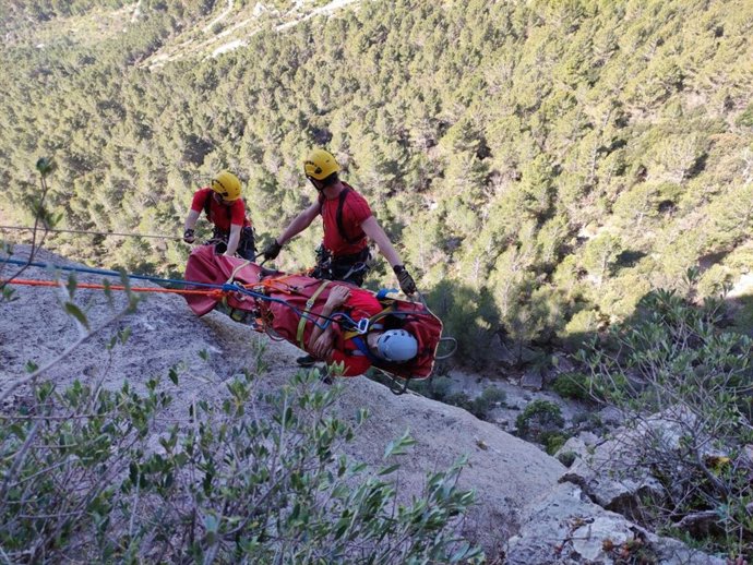 Archivo - Bomberos de Mallorca del Grupo de Rescate de Montaña durante su formación