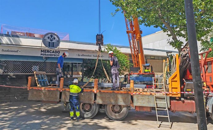 Trabajos para renovar la climatización del Mercado de Peñamefécit.