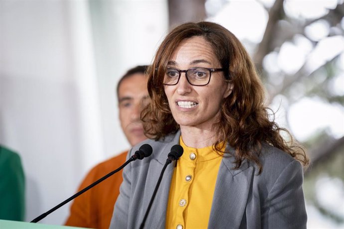 La ministra de Sanidad, Mónica García, interviene durante la celebración en Móstoles de las fiestas del 2 de mayo, a 2 de mayo de 2025, en Móstoles, Madrid (España).