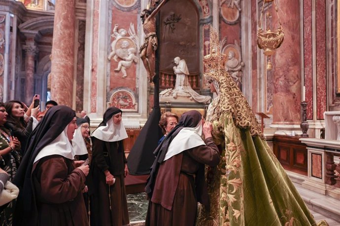 Religiosas veneran las imágenes de la Virgen de la Esperanza y el Cristo del Cachorro.