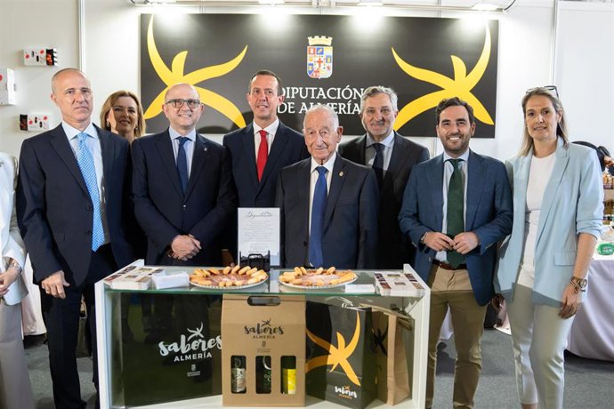 Representantes institucionales y empresariales junto al expositor de 'Sabores Almería' durante la inauguración de Infoagro Exhibition 2025, en el Palacio de Congresos de Aguadulce (Almería).