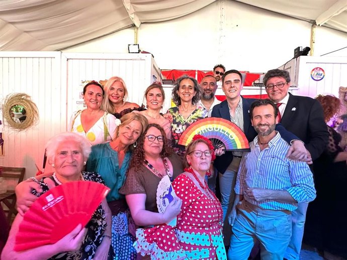 Brindis arcoirís en la caseta de Jerelesgay en la Feria de Jerez