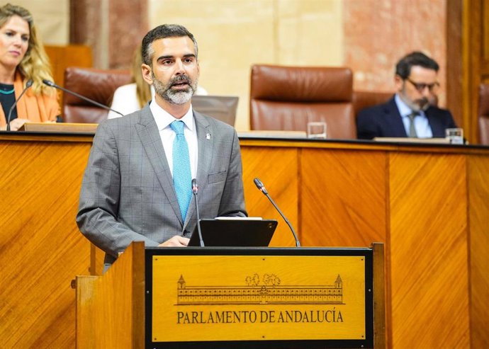 El consejero de Agricultura, Pesca, Agua y Desarrollo Rural, Ramón Fernández-Pacheco, comparece en el Pleno del Parlamento andaluz.