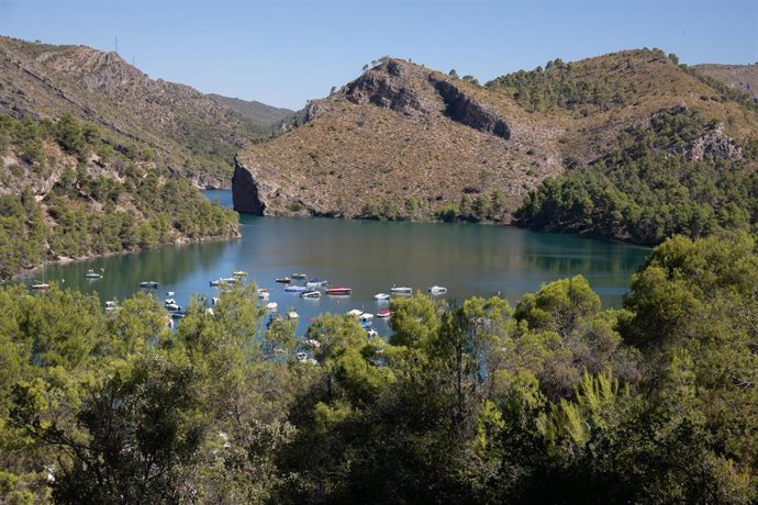 Archivo - Vista general del embalse de Bolarque en Guadalajara, Castilla La-Mancha, (España).
