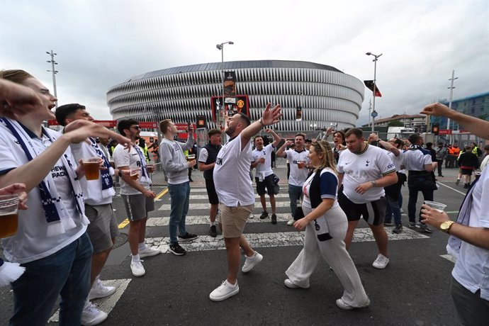 Aficionados del Tottenham en las inmediaciones de San Mamés, previo a la final de la Europa League