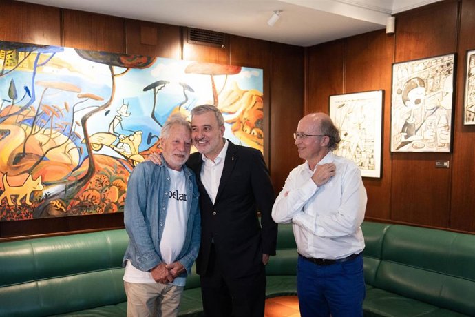 (I-D) El artista Javier Mariscal; el alcalde de Barcelona, Jaume Collboni y el empresario Javier de las Muelas, durante la inauguración de la exposición 'Mariscal en Dry Martini', en Dry Martini Bar, a 21 de mayo de 2025, en Barcelona, Catalunya (España)