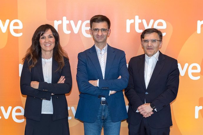 Rosana Romero, directora de Deportes de RTVE; José Pablo López, presidente de RTVE, y Alberto Durán, presidente del Comité Paralímpico Español (CPE).