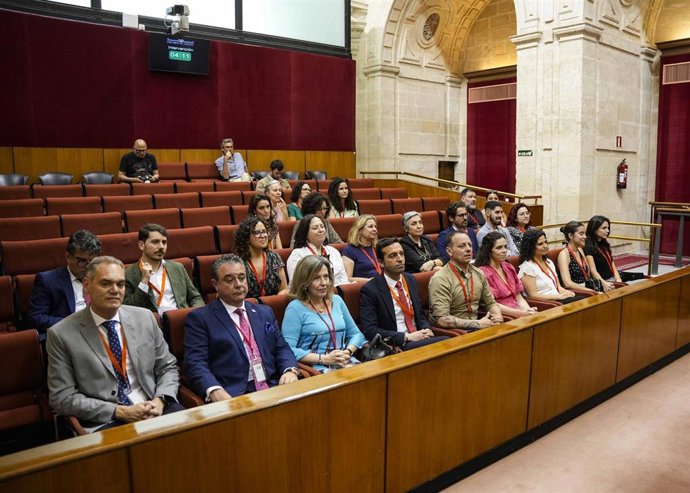 Tribuna de público y autoridades en el Pleno del Parlamento andaluz durante el debate del proyecto de ley de creación del Colegio Oficial de Criminología de Andalucía.