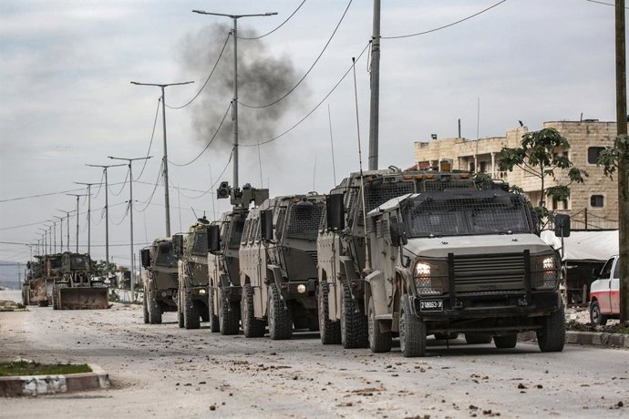 Archivo - Arquivo - 22 de janeiro de 2025, Territórios Palestinos, Jenin: Veículos militares israelenses se alinham enquanto invadem a cidade de Jenin e o campo de Jenin, no norte da Cisjordânia, durante uma operação militar. Foto: Nasser Ishtayeh/SOPA Im