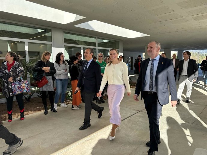 Archivo - La presidenta del Govern, Marga Prohens, y el rector de la UIB, Jaume Carot.