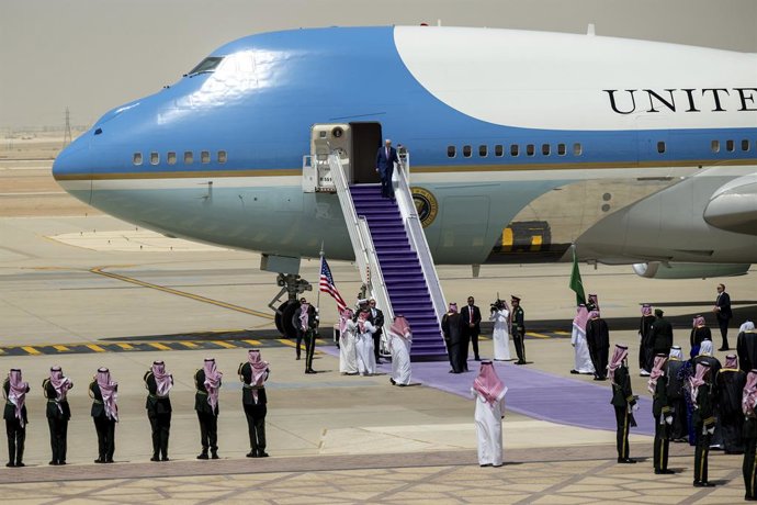 13 de maio de 2025, Riad, Província de Riad, Arábia Saudita: O presidente dos EUA, Donald Trump, caminha pelas escadas de ar enquanto o príncipe herdeiro saudita Mohammed bin Salman, à direita, espera para cumprimentá-lo durante uma cerimônia de chegada n