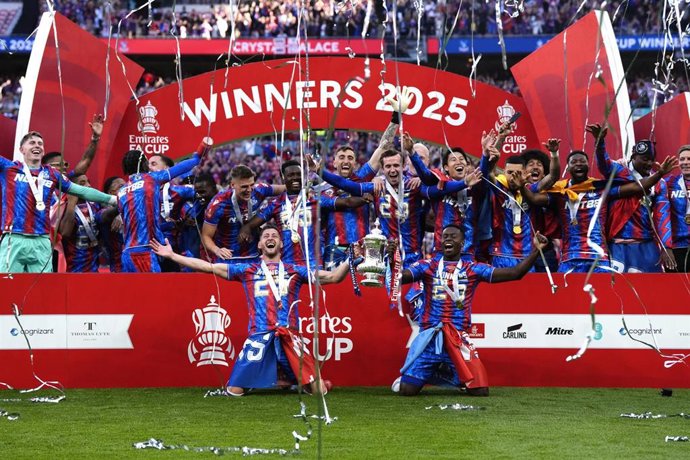 17 May 2025, United Kingdom, London: Crystal Palace playeres celebrate with the trophy following the English FA Cup final soccer match between Manchester City and Crystal Palace at Wembley Stadium. Photo: Nick Potts/PA Wire/dpa
