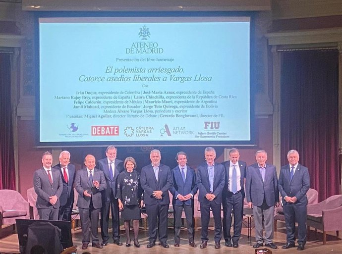 Presentación del libro 'El polemista arriesgado. Catorce asedios liberales a Vargas Llosa', en honor al escritor hispanoperuano, Mario Vargas Llosa, escrita por catorce expresidentes españoles y latinoamericanos. En el Ateneo de Madrid, Madrid, España.