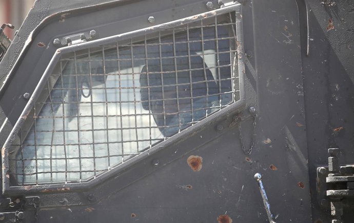 20 de maio de 2025, Nablus, Cisjordânia, Palestina: Um soldado israelense é visto dentro de um veículo blindado do exército israelense durante uma batida em bairros do campo de refugiados de Askar, a leste de Nablus, na Cisjordânia. Os soldados israelense