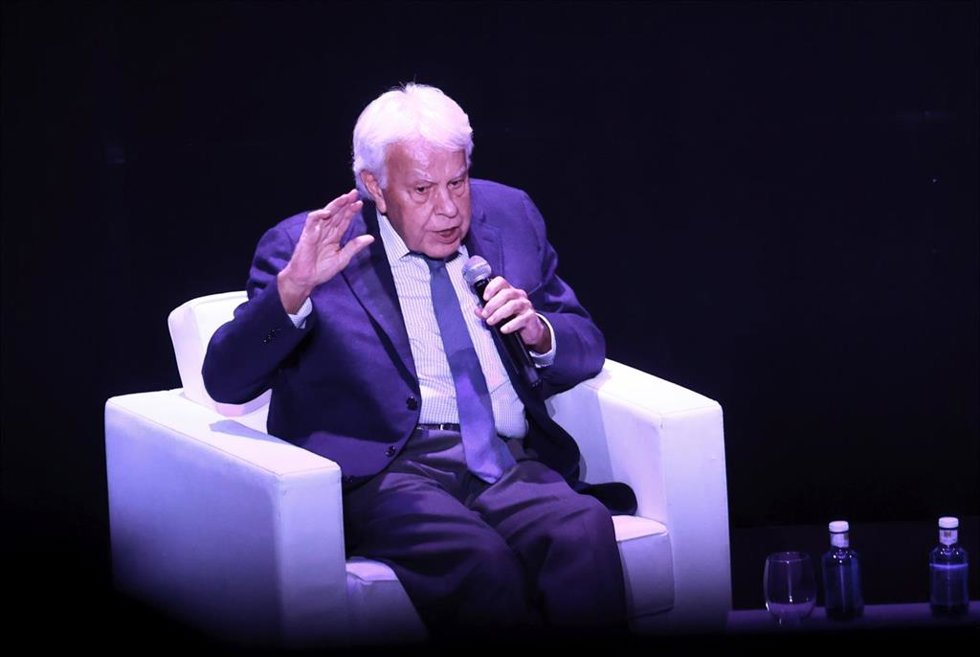 Archivo - El expresidente del Gobierno Felipe González, interviene durante la jornada de Cesur. A 20 de marzo de 2025, en Sevilla (Andalucía, España). La Asociación Círculo de Empresarios del Sur de España (Cesur), ha clausurado en Sevilla la jornada '