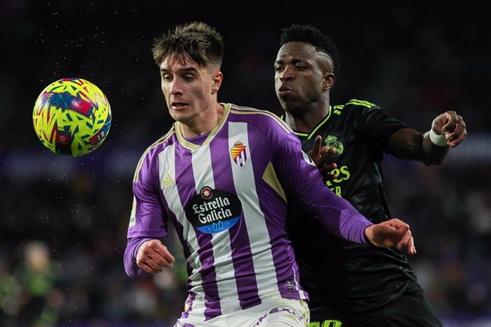 Archivo - Ivan Fresneda of Real Valladolid and Vinicius Junior of Real Madrid in action during the Spanish League, La Liga Santander, football match played between Real Valladolid and Real Madrid at Jose Zorrilla stadium on December 30, 2022, in Valladoli