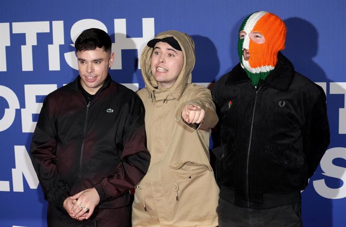 Archivo - Móglaí Bap, Mo Chara y DJ Provaí (de izquierda a derecha), los integrantes del grupo de rap irlandés Kneecap