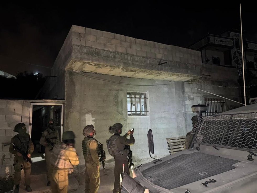 Efectivos del Ejército israelí en la casa de Nael Samara, acusado de un tiroteo en Bruchin, Cisjordania