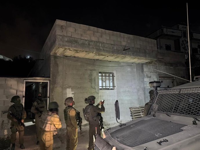 Equipe do exército israelense na casa de Nael Samara, acusado de um tiroteio em Bruchin, na Cisjordânia.