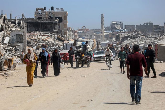 GAZA, 16 de maio de 2025 -- Palestinos deslocados são vistos na Cidade de Gaza, enquanto fogem com seus pertences de Beit Lahia ou Jabalia, no norte da Faixa de Gaza, em 16 de maio de 2025. O número de palestinos mortos pelos ataques israelenses no norte 