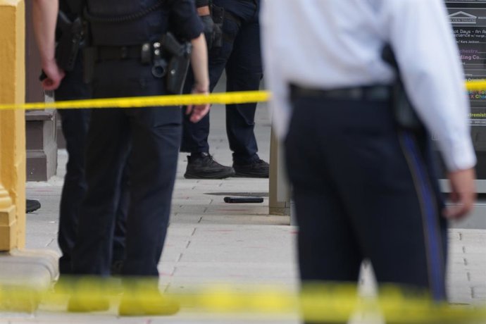2 de maio de 2025, Washington, Distrito de Colúmbia, EUA: Técnicos da cena do crime inspecionam uma arma recuperada. Polícia Metropolitana de Washington D.C., acompanhada por policiais da Autoridade de Trânsito Metropolitano de Washington e da Divisão Uni