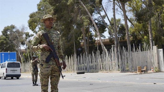 Agente de seguridad en una calle de Trípoli,  Libia 