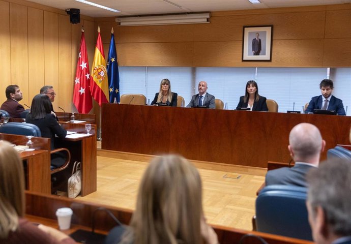 Archivo - La mujer del presidente del Gobierno, Begoña Gómez (1i) y el diputado del PSOE Jesús Celada (2i), durante la Comisión de Investigación sobre programas de cátedras y postgrados de la Universidad Complutense de Madrid y empresas financiadoras