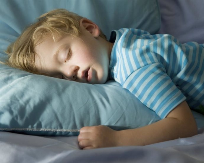 Archivo - My little boy sleeping by the light of the window.
