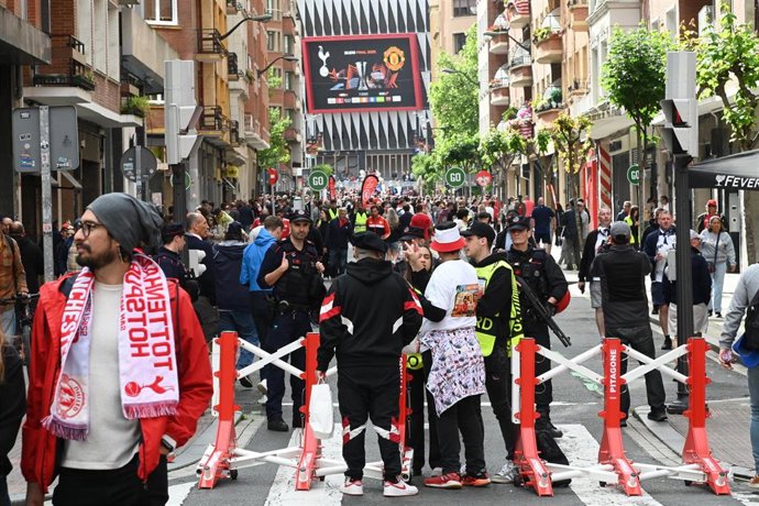 Ambiente previo al partido entre el Manchester United y el Tottenham con motivo de la final de la Europa League, a 21 de mayo de 2025, en Bilbao
