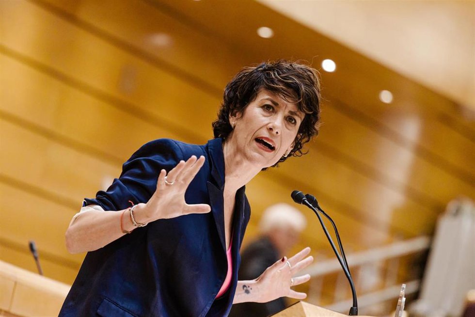 La ministra de Inclusión, Seguridad Social y Migraciones, Elma Saiz, interviene durante una sesión de control al Gobierno, en el Senado.