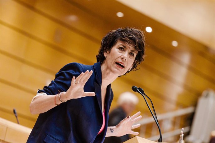 La ministra de Inclusión, Seguridad Social y Migraciones, Elma Saiz, interviene durante una sesión de control al Gobierno, en el Senado, a 20 de mayo de 2025, en Madrid (España). El Partido Popular ha vuelto a llevar a la sesión de control al Gobierno del