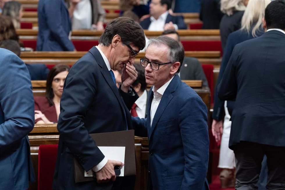 Archivo - El presidente de la Generalitat de Catalunya, Salvador Illa (i), y el presidente del Grupo Parlamentario ERC, Josep María Jové (d), en un debate de Política General en el Parlament de Catalunya, a 9 de octubre de 2024, en Barcelona, Catalunya