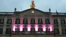 Gasteizko udaletxea arrosaz