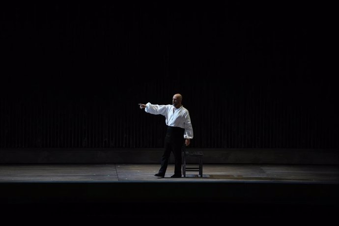 Archivo - Un actor durante el pase gráfico de la ópera ‘Anna Bolena’, en el Palau de les Arts Reina Sofía, a 28 de septiembre de 2022, en Valencia, Comunidad Valenciana (España). Les Arts inaugura su temporada de abono con el estreno de ‘Anna Bolena’ de G