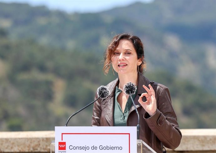 La presidenta de la Comunidad de Madrid, Isabel Díaz Ayuso, interviene durante la reunión extraordinaria del Consejo de Gobierno celebrada en el embalse de El Atazar, a 20 de mayo de 2025, en Madrid (España). 
