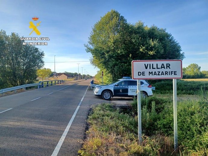 Archivo - Un coche de la Guardia Civil en Villar de Mazarife, en el dispositivo de búsqueda del desaparecido en León.