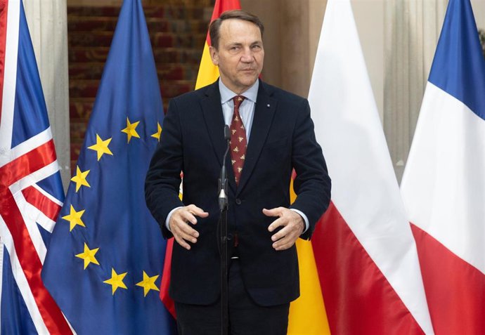 Archivo - El ministro de Asuntos Exteriores de Polonia, Radoslaw Sikorski, durante la reunión ministerial sobre seguridad europea y Ucrania, en el Palacio de Viana, a 31 de marzo de 2025, en Madrid (España). Albares ha sido el anfitrión de la reunión del 