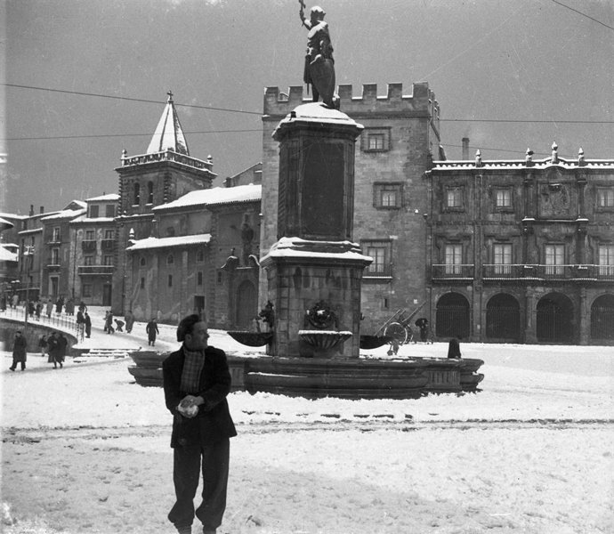 La plaza del Marqués nevada. Xixón, 24 de febreru de 1944. Col. Muséu del Pueblu d’Asturies. Semeya donada por Foto Ángel.  