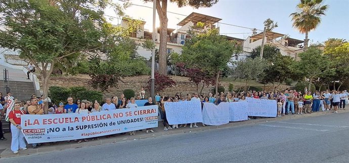 El PSOE de Málaga ha participado en la movilización de protesta contra el cierre de los ciclos formativos de formación profesional básica de vidriería y alfarería que se imparten en el IES Las Flores de Álora para alumnado con necesidades especiales (NEE)